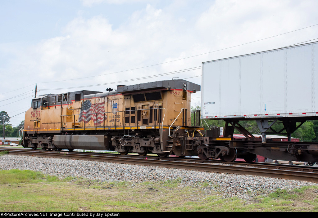 UP 5657 brings up the rear of an eastbound freight 